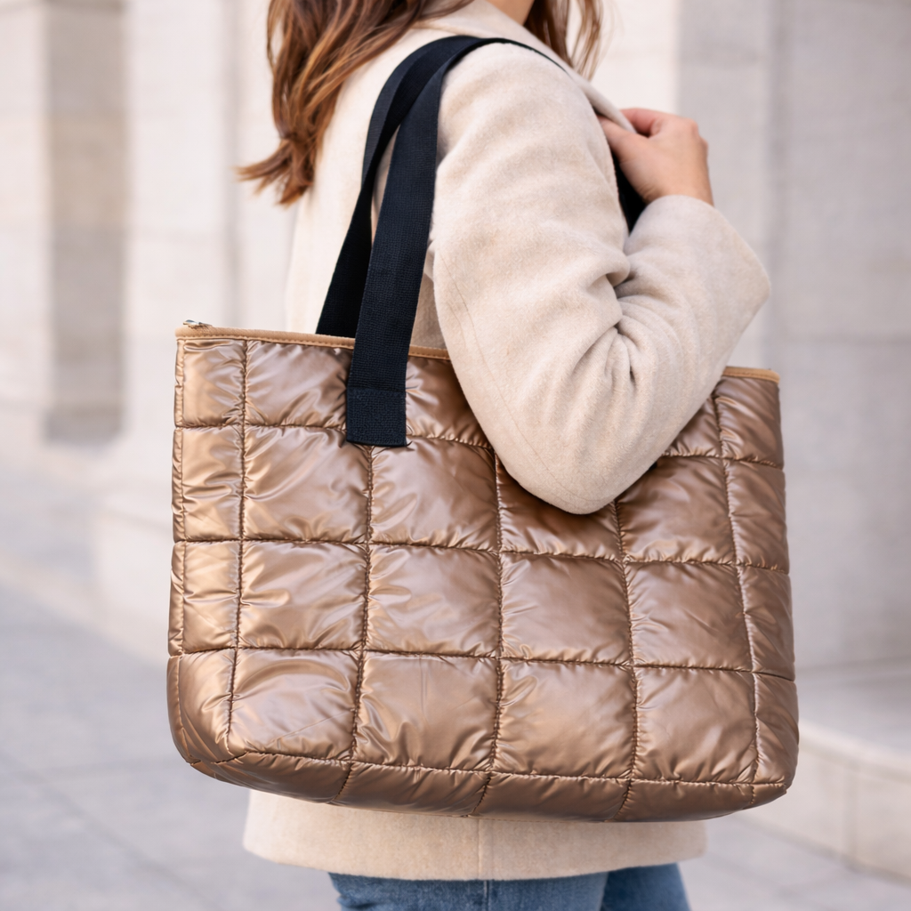 Bolso tote acolchado con acabado brillante