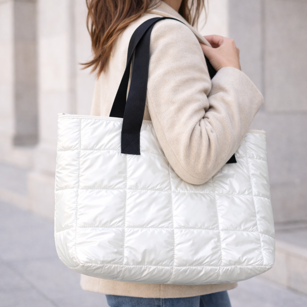 Bolso tote acolchado con acabado brillante